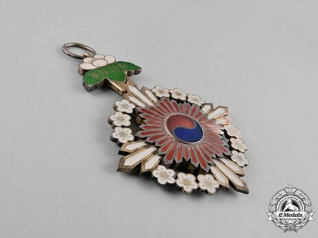 Order of the Plum Blossoms, I Class Grand Cordon Badge Obverse