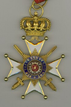 Princely House Order of Schaumburg-Lippe, I Class Cross with Swords (in gold) Obverse