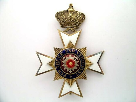 Princely House Order of Schaumburg-Lippe, Officers' Honour Cross (in silver gilt) Obverse