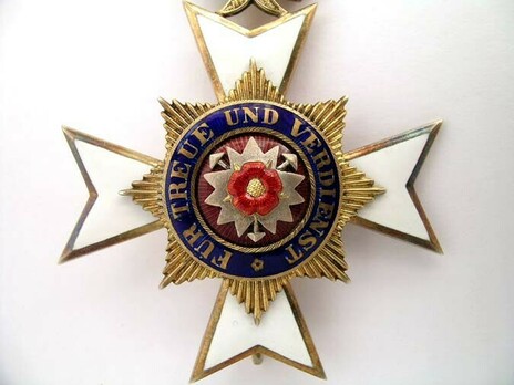 Princely House Order of Schaumburg-Lippe, Officers' Honour Cross (in silver gilt) Obverse