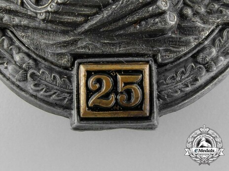 Panzer Assault Badge, "25", in Bronze (by G. Brehmer) Detail