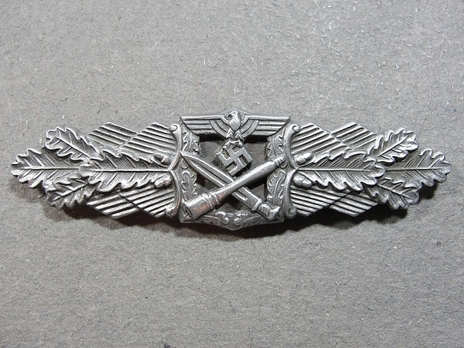 Close Combat Clasp, in Bronze, by Deschler Obverse