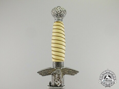 Luftwaffe Unmarked 2nd pattern Dagger Obverse Grip Detail