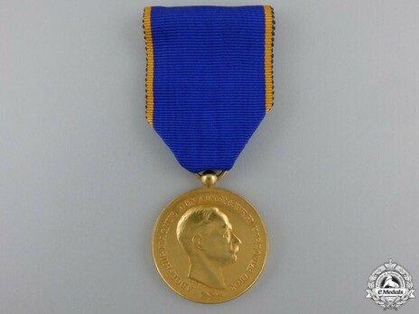 Gold Merit Medal (stamped "F. RASUMNY," 1927-) Obverse