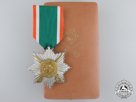 II Class Star (for combat service, with swords) Obverse