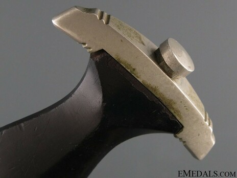 Reverse Pommel Detail