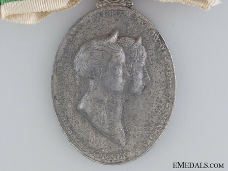 War Merit Honour Medal for Women Obverse