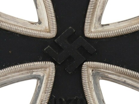 Knight's Cross of the Iron Cross, by C. E. Juncker (800) Obverse