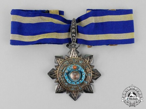 Order of the Double Dragon, Type II, V Class Badge Obverse