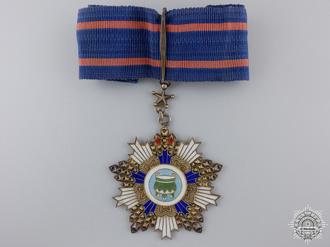 Order of Precious Tripod, V Class Commander Obverse