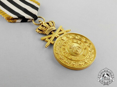 Order of the Royal House, Type II, Military Division, I Class Gold Medal Obverse