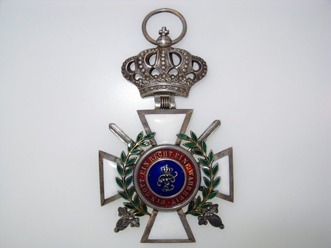 House Order of Duke Peter Friedrich Ludwig, Military Division, Grand Cross (with silver crown and wreath) Obverse