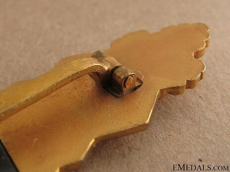 Close Combat Clasp, in Gold, by C. E. Juncker (in tombac) Detail