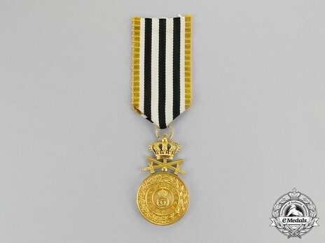 Order of the Royal House, Type II, Military Division, I Class Gold Medal Reverse