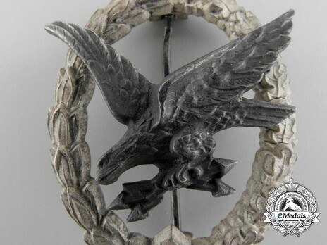 Radio Operator & Air Gunner Badge, by W. Deumer (in zinc) Detail