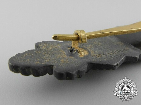 Close Combat Clasp, in Gold, by C. E. Juncker Detail