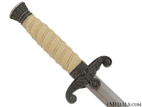 German Army F. W. Höller-made Officer’s Dagger Obverse Grip Detail