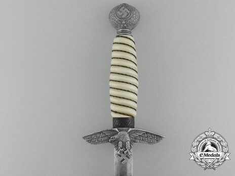 Luftwaffe P. D. Lüneschloss-made 2nd pattern Dagger Obverse Grip Detail