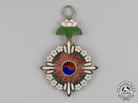 Order of the Plum Blossoms, I Class Grand Cordon Badge Obverse