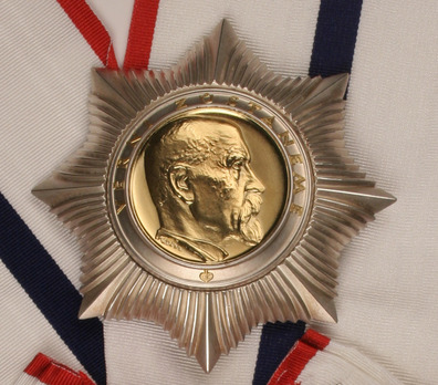 Order of Tomáš Garrigue Masaryk, Type II,  I Class Breast Star Obverse