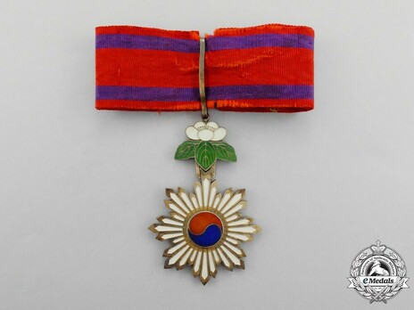 Order of the Taeguk, III Class Neck Badge Obverse