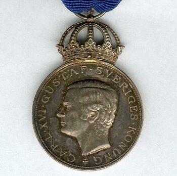 8th Size Silver Medal on Blue Ribbon (Carl XVI Gustaf stamped "MV A10") Obverse