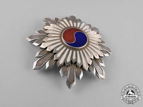 Order of the Taeguk, II Class Breast Star Obverse