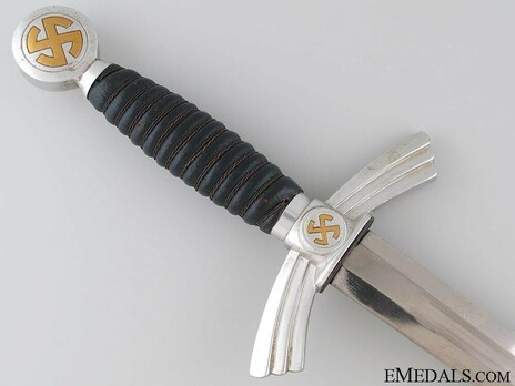 Luftwaffe Tiger-made 1st pattern Dagger Obverse Grip Detail