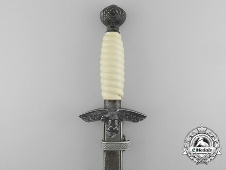 Luftwaffe Puma-made 2nd pattern Dagger Obverse Grip Detail