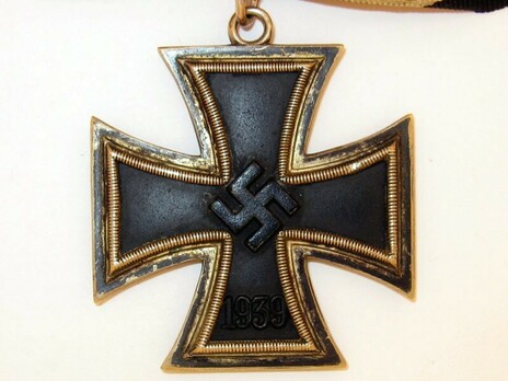 Knight's Cross of the Iron Cross, by C. E. Juncker (unmarked, non-magnetic) Obverse