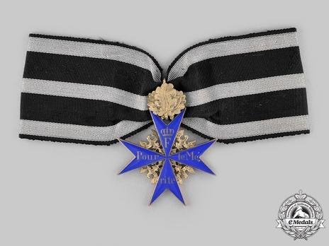 Pour le Mérite, Cross (Weimar Republic version, with oak leaves) Obverse