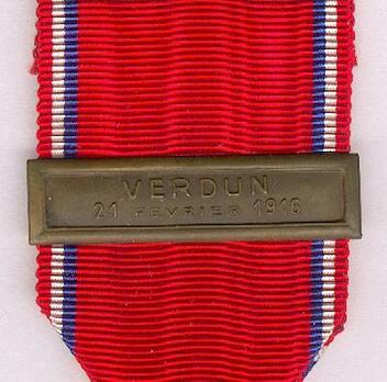 Bronze Medal (with "VERDUN 21 FEVRIER 1916" clasp, stamped "A. AGUIER") Details