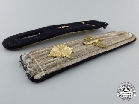 Kriegsmarine Naval Artillery Oberleutnant Shoulder Boards Obverse & Reverse