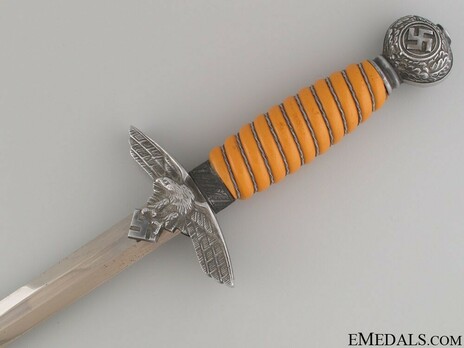 Luftwaffe Paul Weyersberg-made 2nd pattern Dagger Obverse Grip Detail