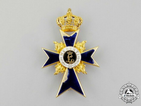 Order of Military Merit, Officer Cross (with flames) Obverse