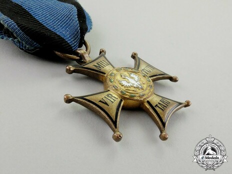 Order of Virtuti Militari, Type II, Gold Cross (1939-1992) Obverse