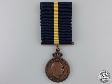 III Class Medal (Navy, for 10 Years, 1937-1974) Obverse