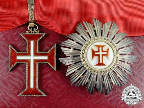 Grand Officer Breast Star Details