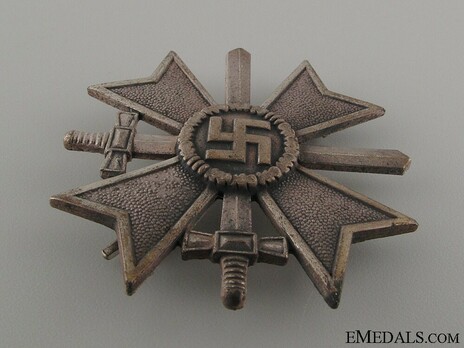 War Merit Cross I Class with Swords, by Klein & Quenzer (65, tombac) Obverse