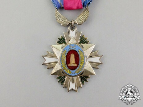 Order of Industrial Service Merit, Type I, III Class (Bronze Tower) Obverse