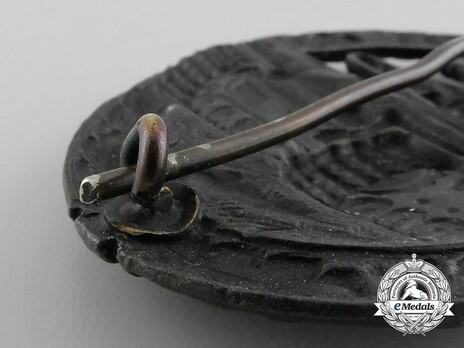 Panzer Assault Badge, in Bronze, by C. E. Juncker (hollow) Detail