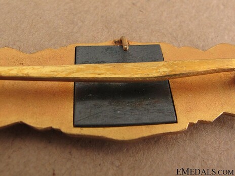 Close Combat Clasp, in Gold, by C. E. Juncker (in tombac) Detail