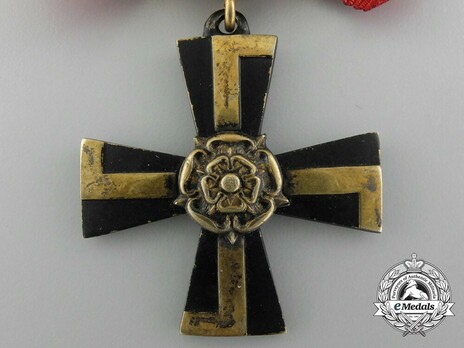 Order of the Cross of Liberty, IV Class Cross, Military Division (1939) Obverse