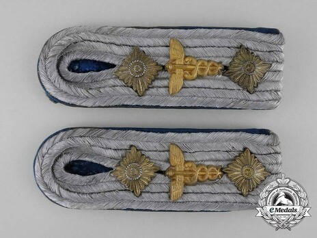 German Army Medical Hauptmann Shoulder Boards Obverse