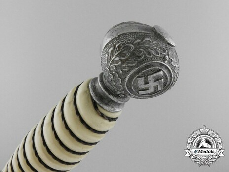 Luftwaffe P. D. Lüneschloss-made 2nd pattern Dagger Pommel Detail