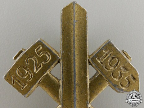 Gau Honour Badge Essen, in Gold (in gilt aluminum) Obverse Detail