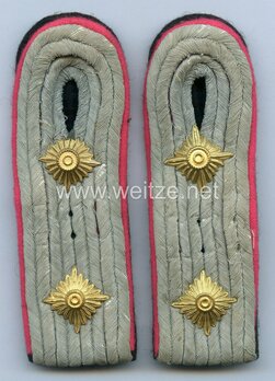 Waffen-SS Armoured/Anti-Tank Hauptsturmführer Shoulder Boards Obverse