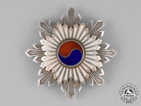 Order of the Taeguk, II Class Breast Star Obverse